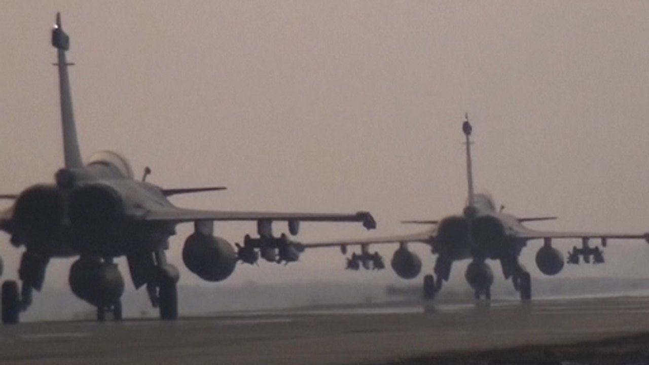 French military jets bomb ISIS hangars