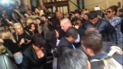 Un homme s'est jeté et accroché aux pieds de Kim Kardashian à la Fashion Week à Paris