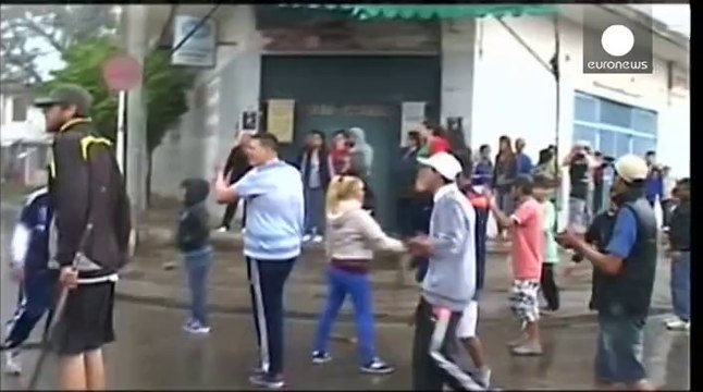 Violents heurts devant un commissariat de police à Buenos Aires