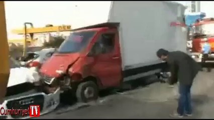 İstanbul'da zincirleme trafik kazası: Yol kapandı