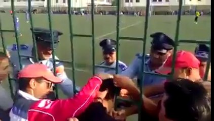 Un homme se retrouve coincé la tête dans une barrière