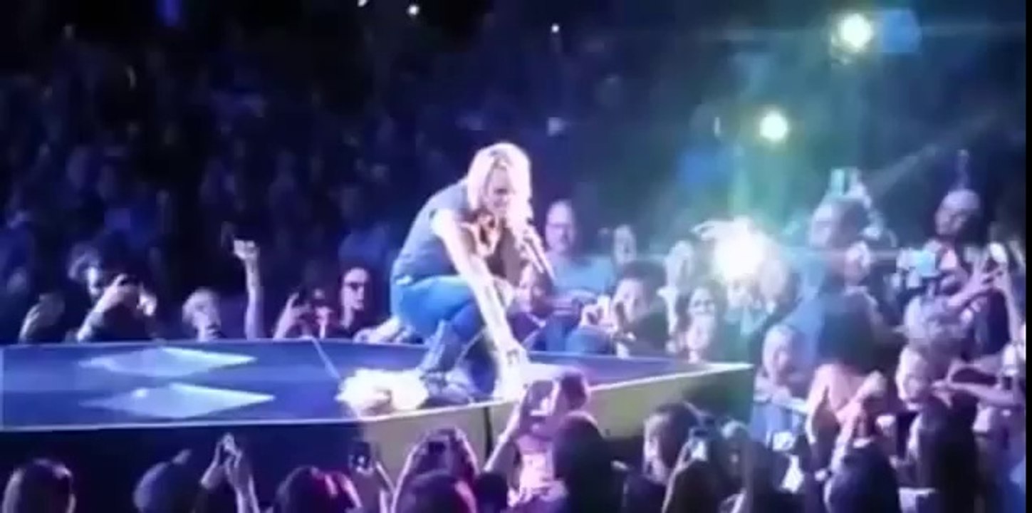 Une chanteuse s'effondre en larmes sur scène face à une petite fille atteinte d'un cancer