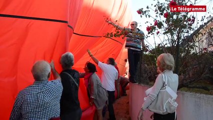 Séné (56). La montgolfière se pose dans une impasse