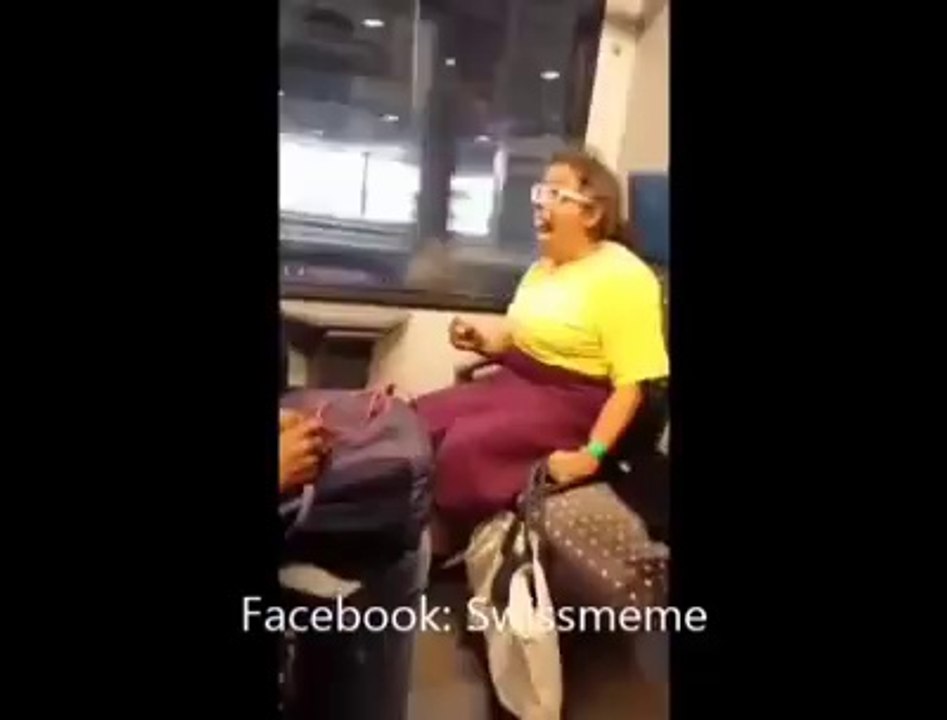 Frau dreht in der Bahn durch