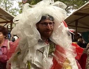 Le monstre des sacs en plastique - ZAPPING ACTU HEBDO DU 27/09/2014