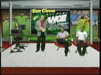 Cadeira quebra e comentarista cai em programa de TV
