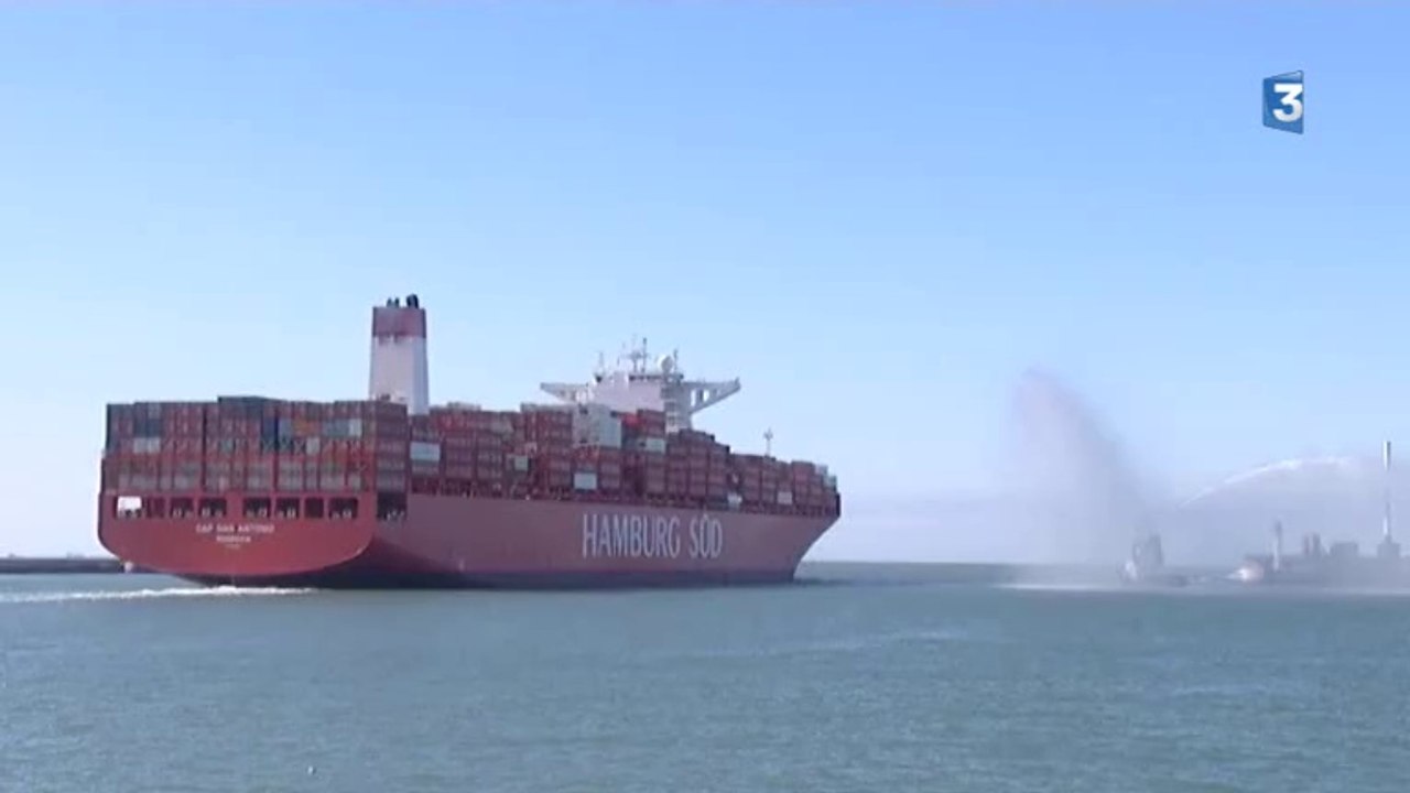 Le Havre : le baptême d'un nouveau porte-conteneur frigorifique