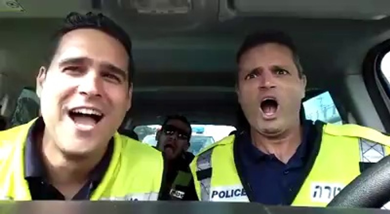 3 amazing cops singing "The Lion Sleeps Tonight" - Vidéo Dailymotion