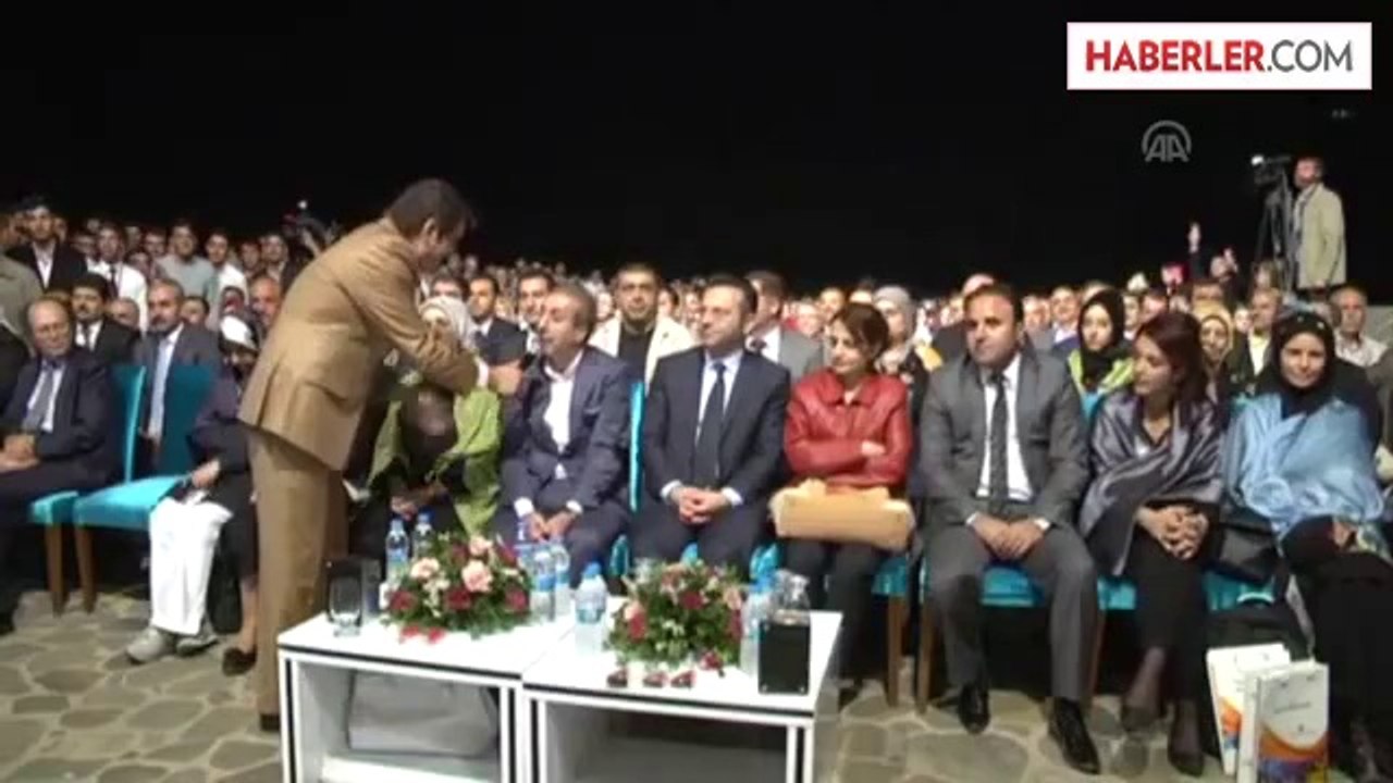 Bakan Eker Kürtçe Şarkı Söyledi