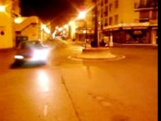 Rond point de folie en voiture