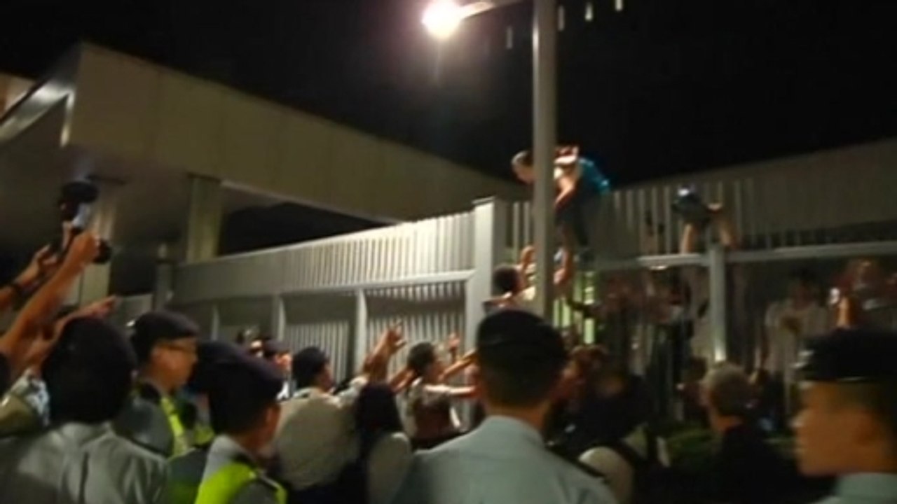 Hong Kong students storm government HQ in chall...