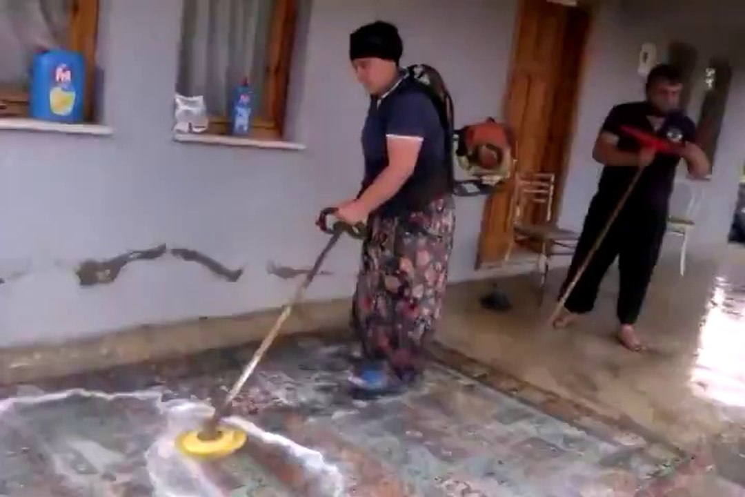 Çim Biçme Makinesiyle Halı Yıkamak