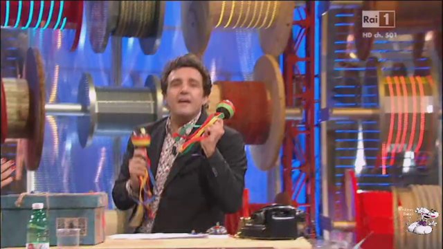 Il ballo propiziatorio di Flavio Insinna per la concorrente di Affari Tuoi