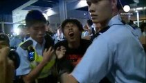 Hong Kong'da demokrasi yanlısı göstericiler polisle çatıştı