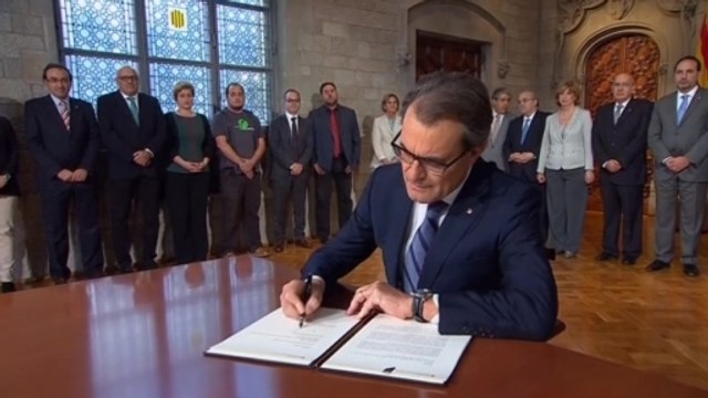 Mas signs decree calling for independence referendum