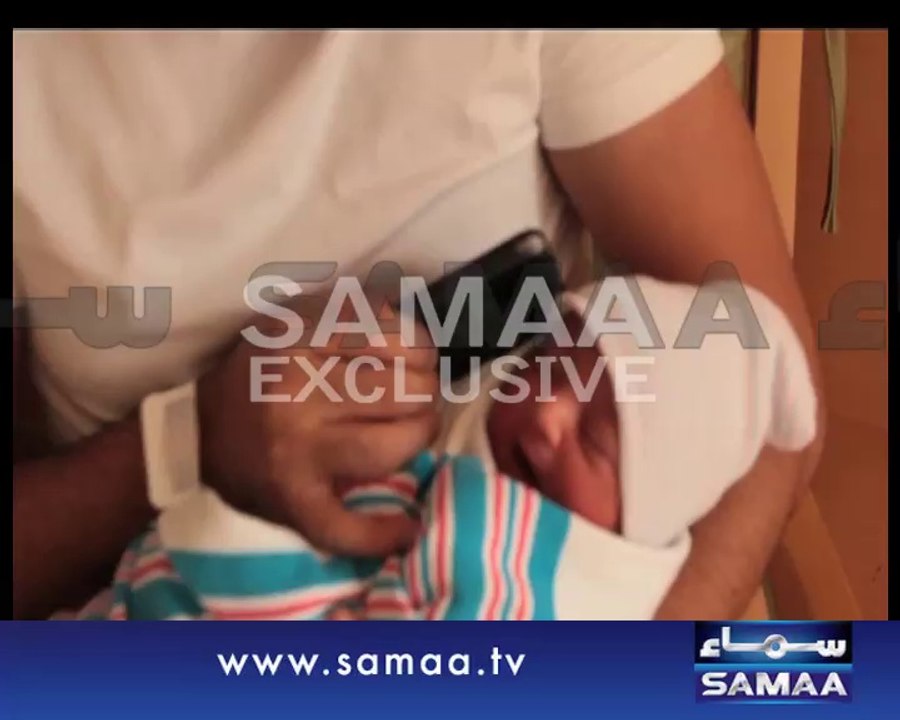 Tariq Jameel giving Azaan in ears of Veena’s son