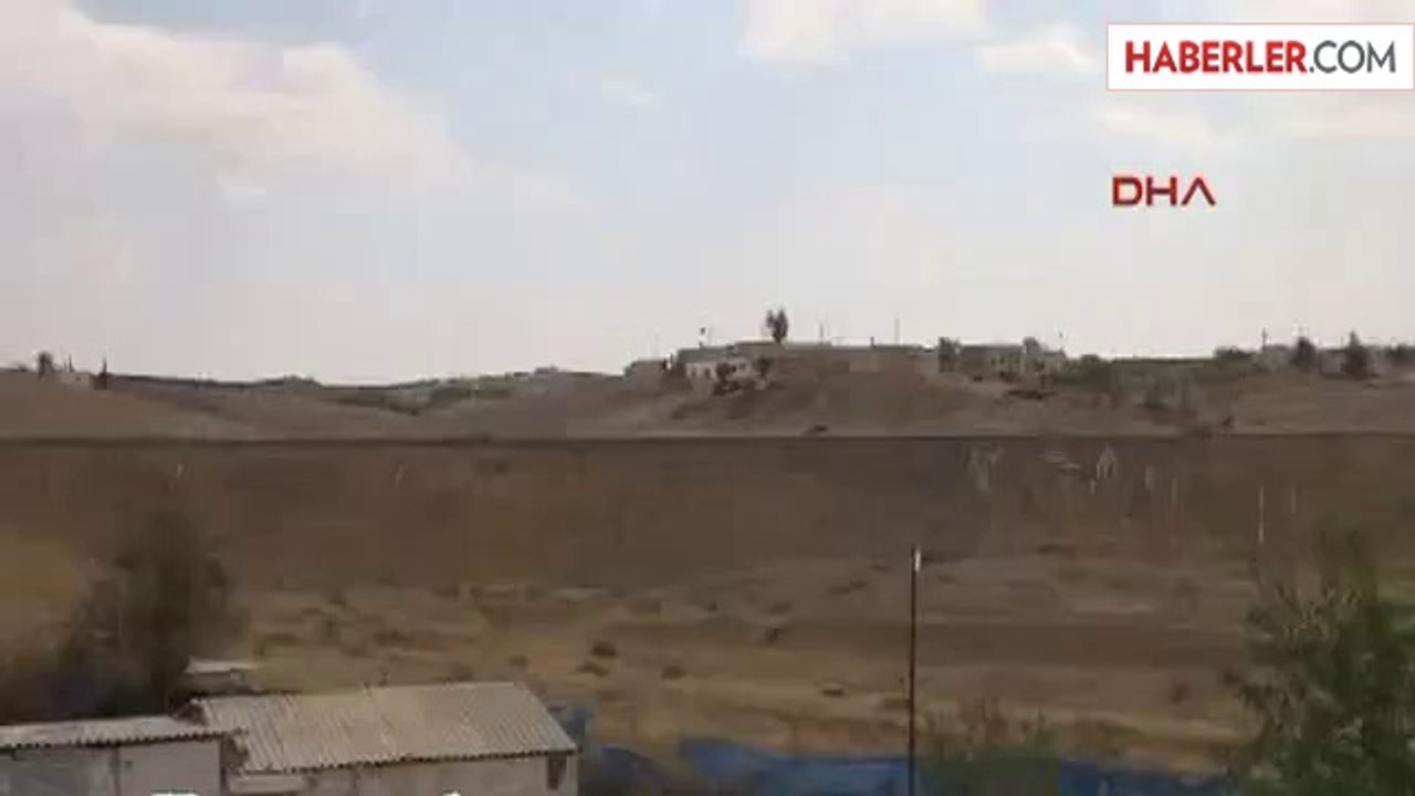 IŞİD Türkiye Sınırındaki Köye 3 Bayrak Dikti