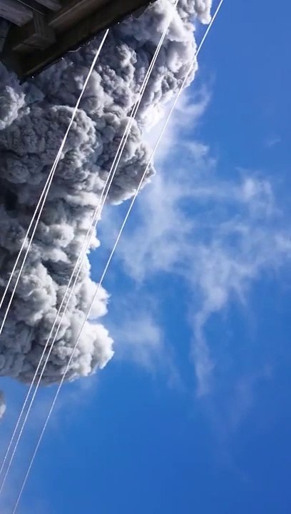 Éruption volcanique impressionnante du mont Ontake au Japon!