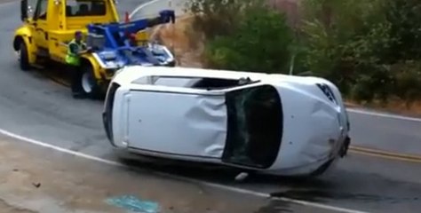 Takla atmış aracı daha beter eden çekici