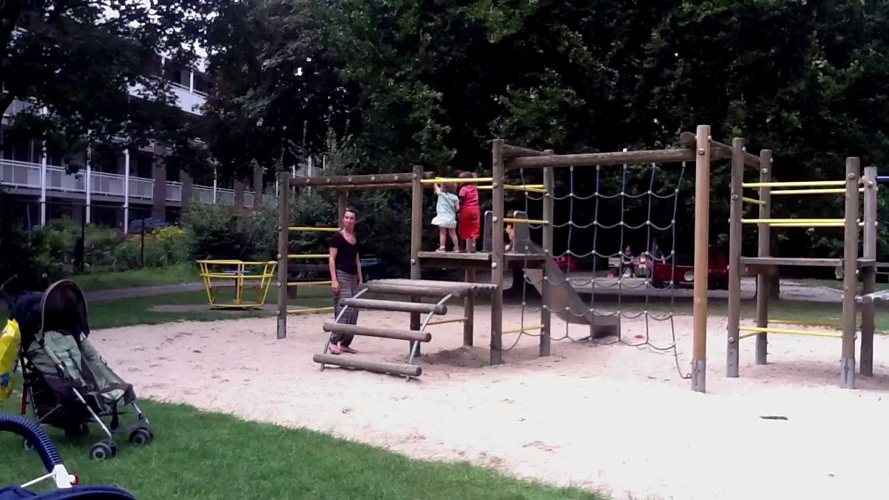 In de speeltuin (2)