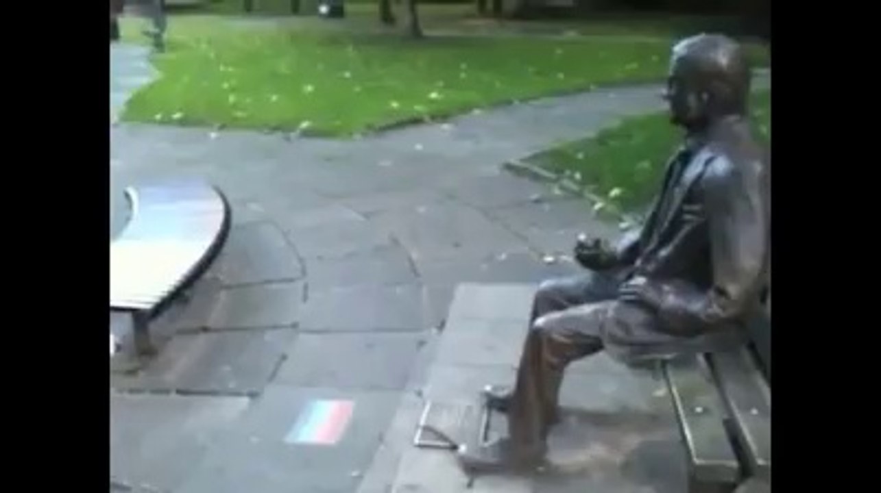 Heykeli İnsan Zanneden Köpek