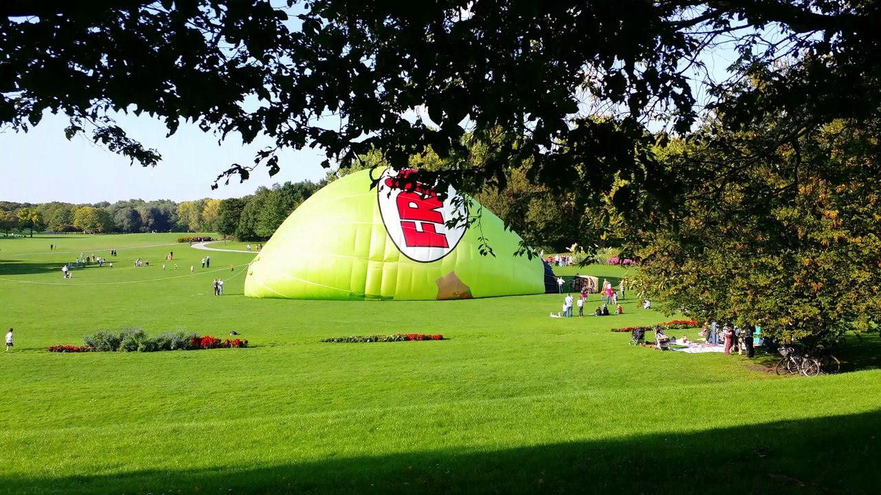 Ballon Anblasen in der Bonner Rheinaue