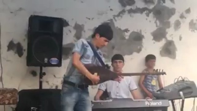 Kurtlar Vadisi Müziğini Bağlama İle Çalan Azerbaycanlı Genç