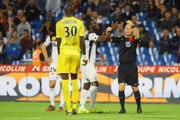 Benjamin Angoua empêche l'arbitre Philippe Kalt de donner un carton rouge à Mamadou Samassa