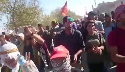 Türkiye'den Kobane'ye geçenler Rojava marşını söylüyor.