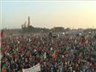 اعتصام حاشد لأنصار المعارض عمران خان في لاهور