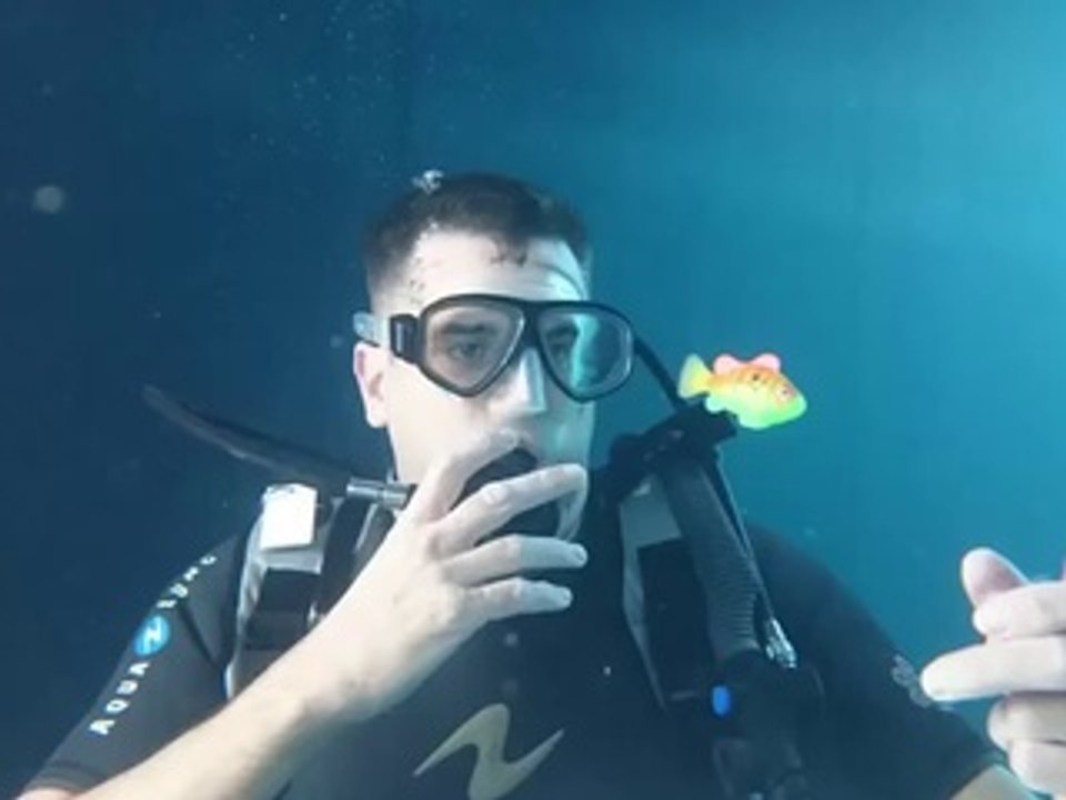 Sony Xperia Z3 underwater unboxing