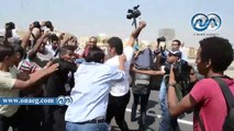 بالفيديو.. أحد أنصار مبارك يعتدى على أحد مصابى الثورة بشكل هيستيرى