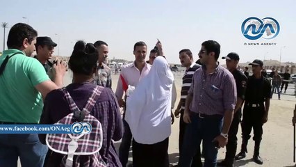 بالفيديو..أم أشرف تسب إعلامي لاعتقادها أنه مراسل قناة "الجزيرة" أمام أكاديمية الشرطة‎