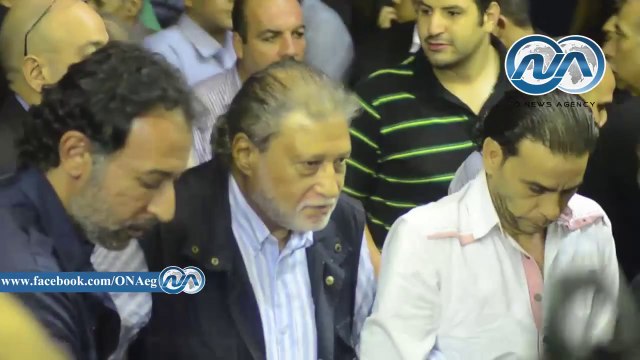 بالفيديو.. شاهد نجوم الفن والسياسة يشاركون في عزاء الفنان الراحل خالد صالح