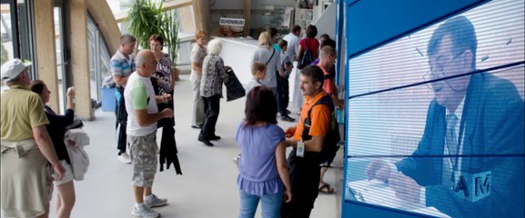 Directorul Salina Turda oferind explicaţii