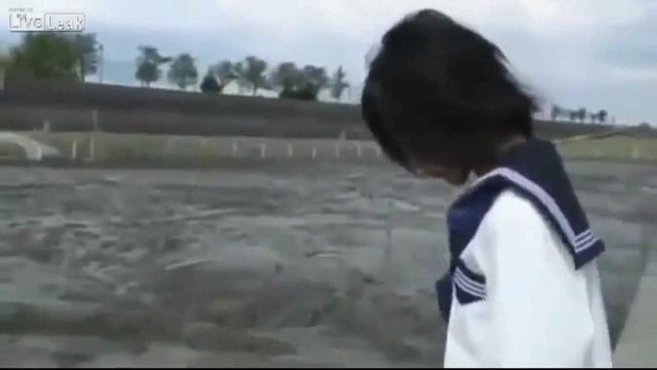 Çamura balıklama atlayan (beyinsiz) Japon kizlar _)) .. Japanese girls jumping in the mud dive _))