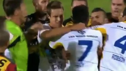 Expulsé pour un coup de tête, soutenu par son club