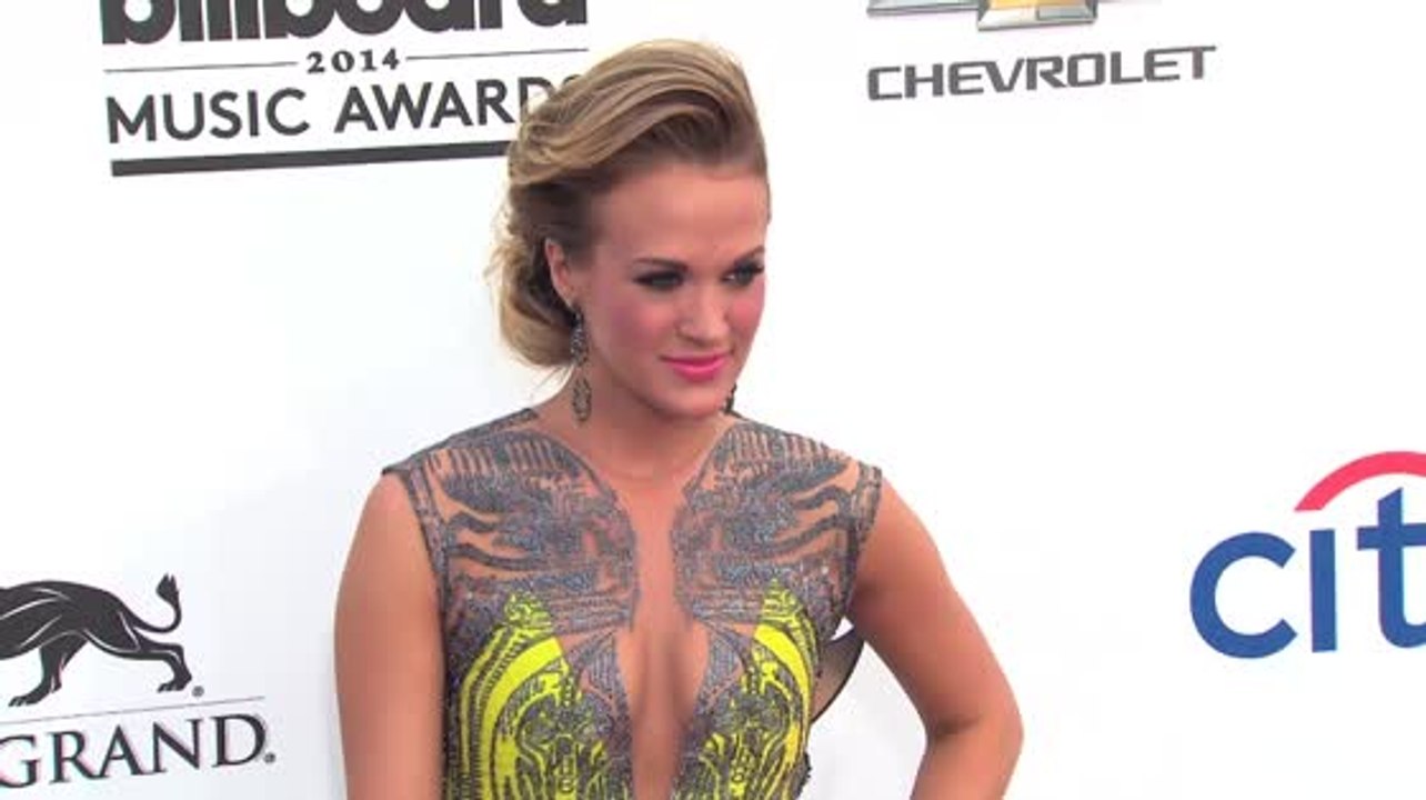 Carrie Underwood sagt, dass sich die Schwangerschaft noch immer seltsam anfühlt