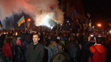 Watch as Lenin statue is torn down to cheers in Ukraine
