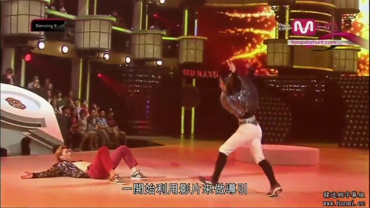 D982