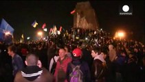 متظاهرون يسقطون تمثال فلاديمير لينين في خاركييف