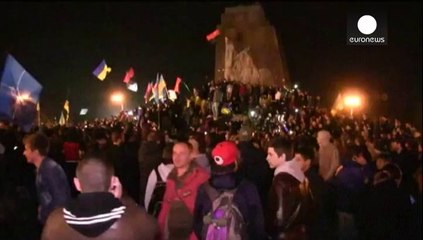 Ukraine: les nationalistes déboulonnent la plus grande statue de Lénine