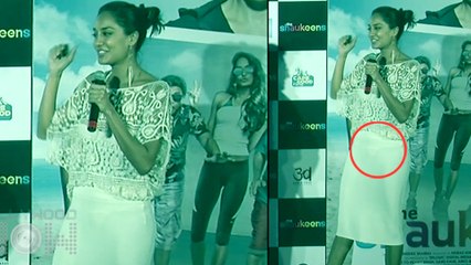 OMG!! Lisa Haydon Suffers A Wardrobe Malfunction | The Shaukeens Trailer Launch