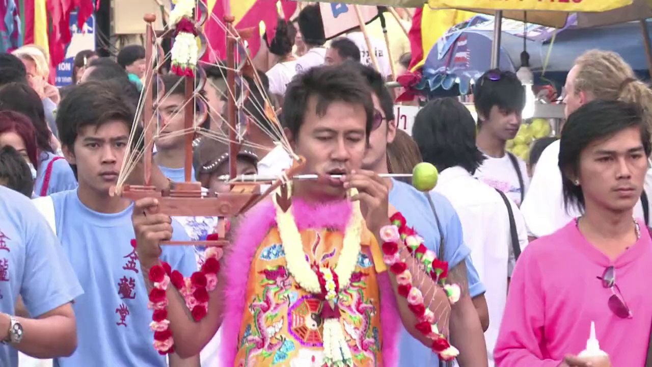 Bizarre rituale: piercing mit schaufeln und autofelge