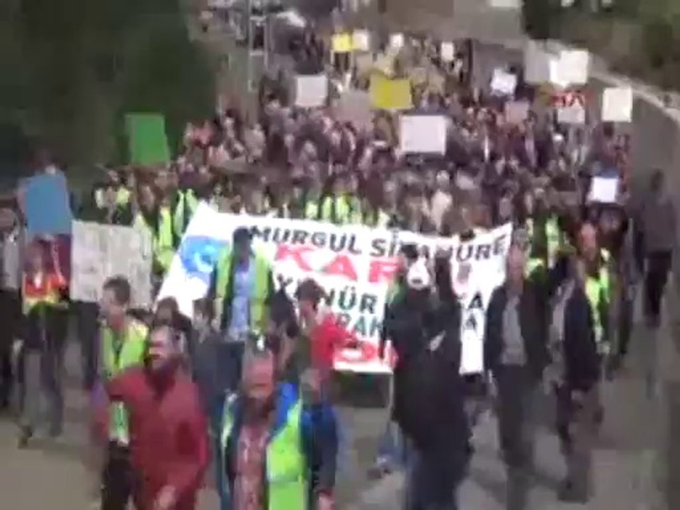 Murgul'da 3 bin kişi siyanür havuzuna karşı yürüdü