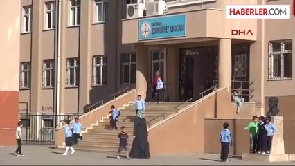 Batman'da Öğrenci Yakınları Okulu Bastı, Öğretmen Bıçakladı
