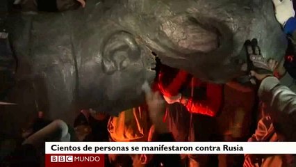 Manifestantes derriban estatua de Lenin en Ucrania