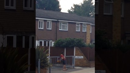 Un anglais totalement bourré n'arrive plus à marcher