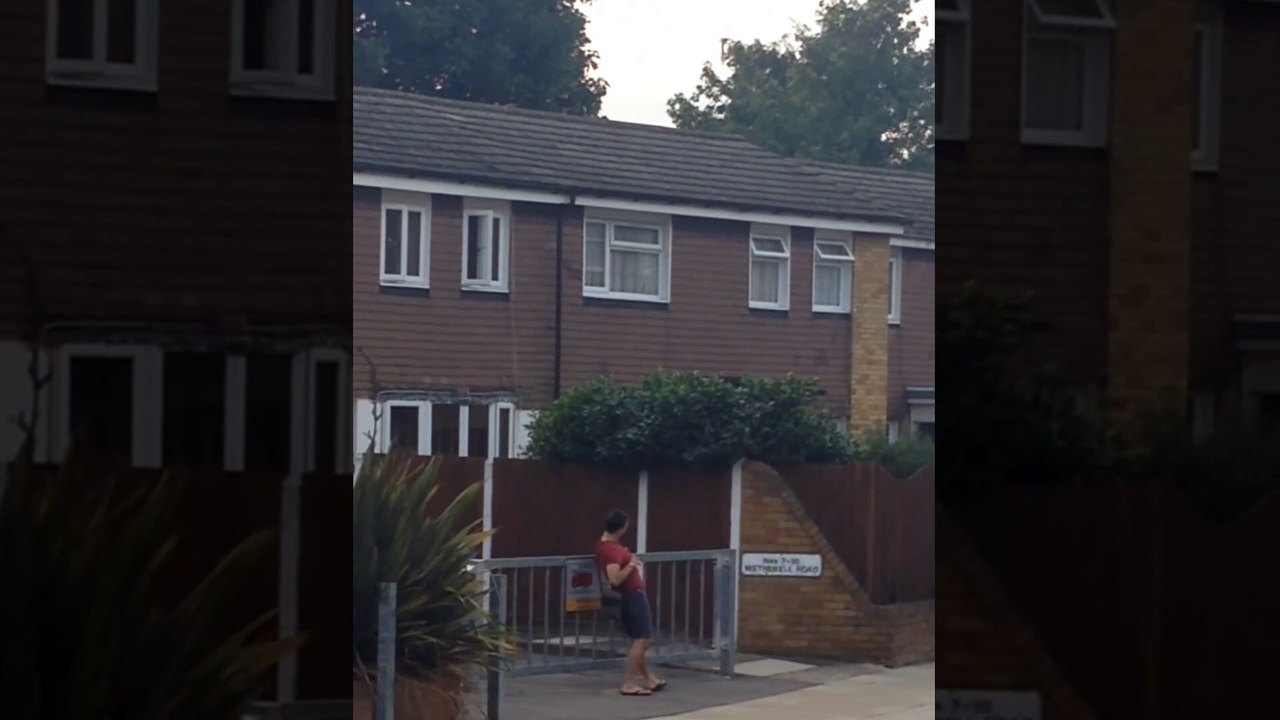 Un anglais totalement bourré n'arrive plus à marcher