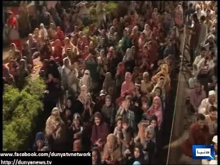 Dunya News - Dr Tahir-ul-Qadri plays cricket with his supporters.